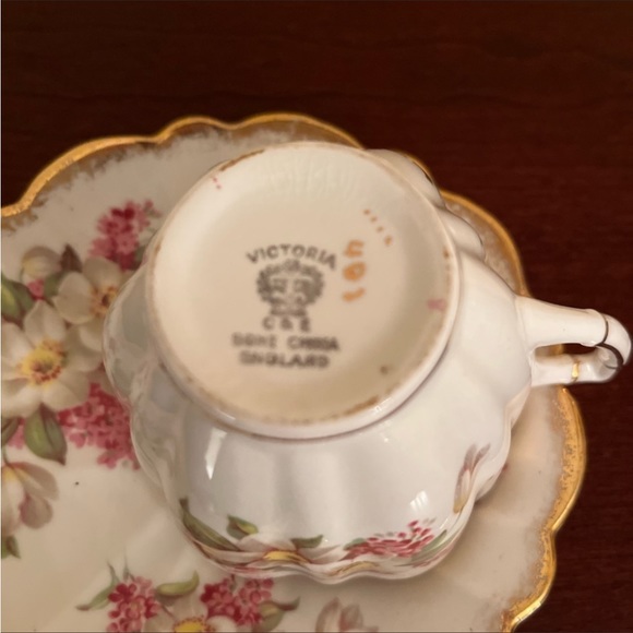 615. VINTAGE VICTORIA BONE CHINA CUP & SAUCER SET - Picture 4 of 5
